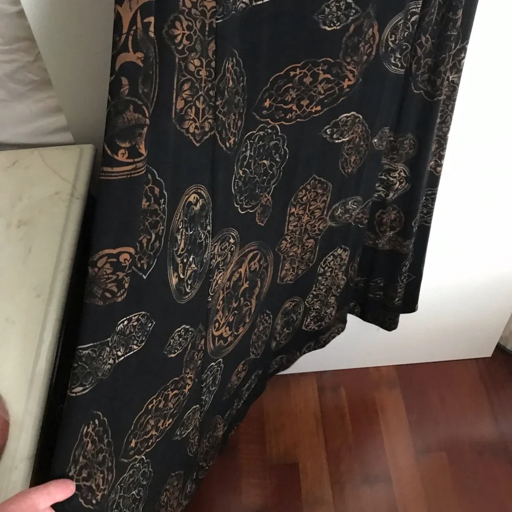 Chico’s long swing black skirt with‎ bronze design